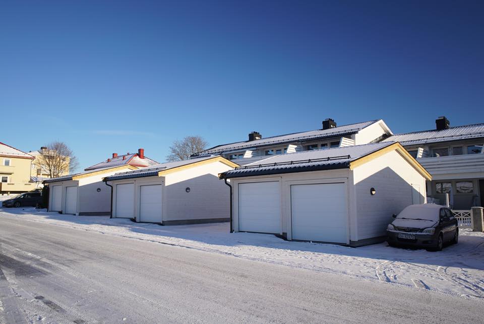 Rekkegarasjer for borettslag – 16 garasjeplasser fordelt på åtte bygg i skrånende terreng